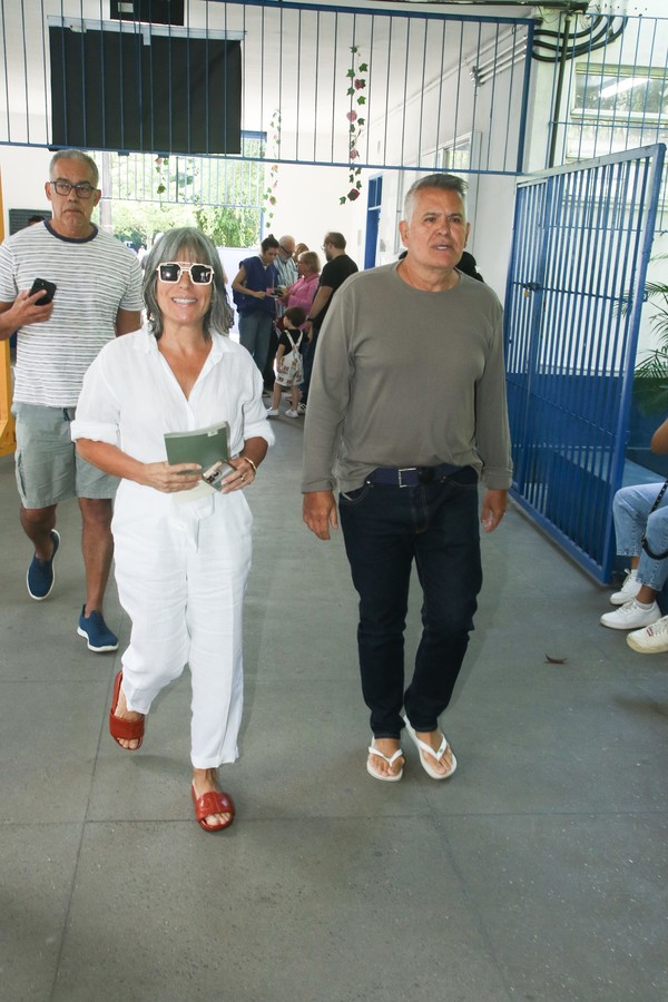 Voto em família: famosos vão às urnas com pais, filhos e parceiros