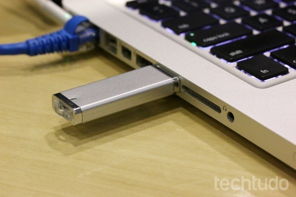 Se a atualização automática não estiver disponível, o procedimento pode ser feito manualmente — Foto: Luciana Maline/TechTudo
