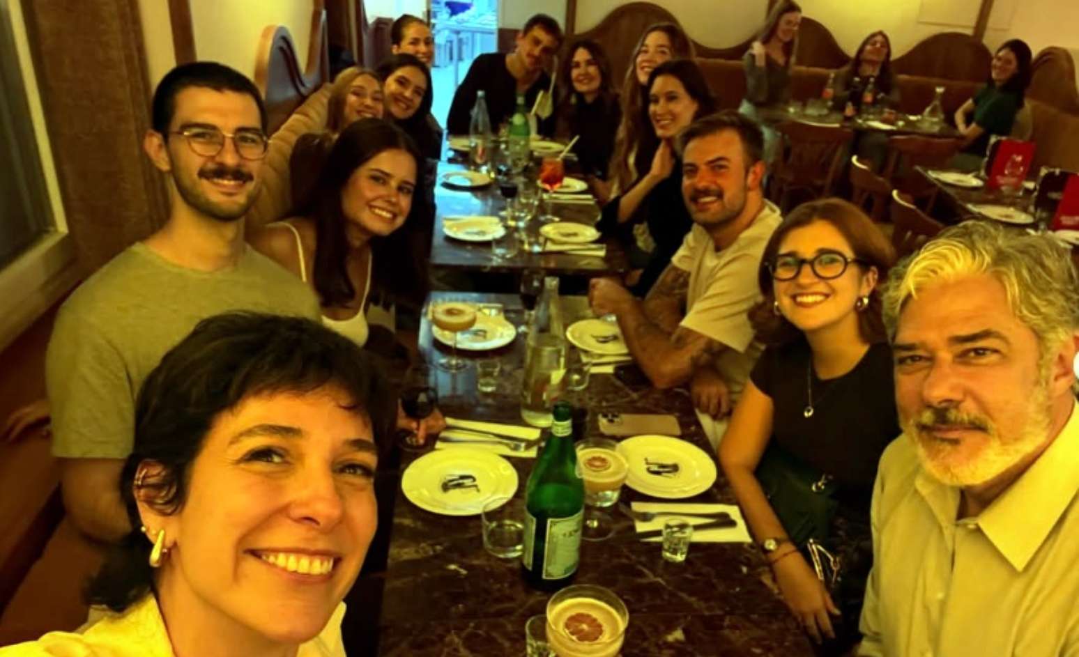 Paris &eacute; uma festa: o grupo de 13 pessoas em um restaurante da cidade