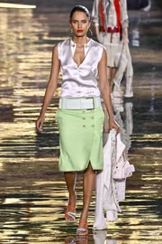 Modelo nigeriana que recriava desfiles da Chanel estreia na maison em Paris
