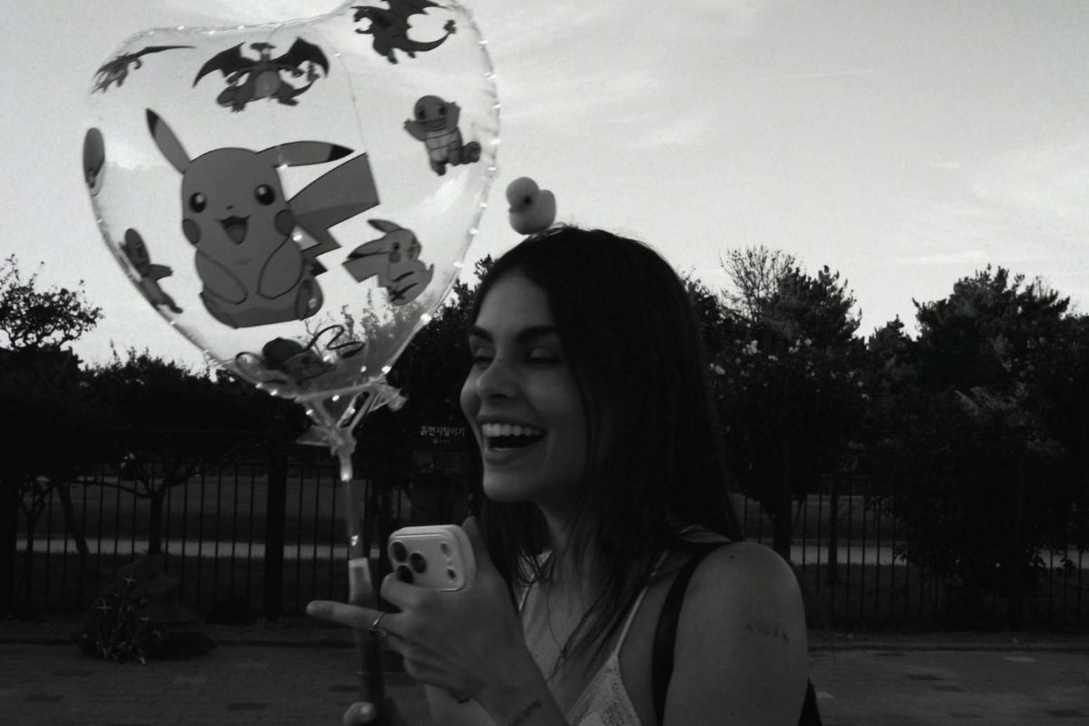 Amanda é clicada durante temporada de férias na Ásia