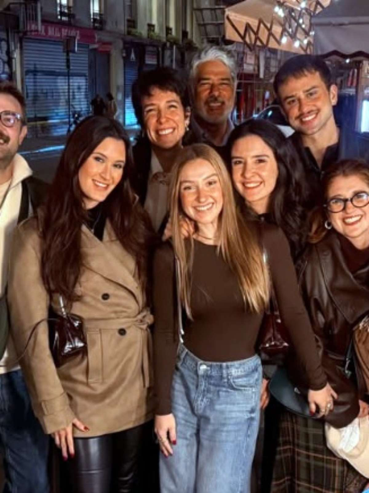 Bonner reúne filhos, mulher, ex-mulher e amigos em jantar em Paris: “Mesa para 13”