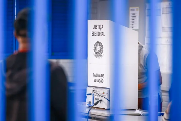 Mais da metade dos partidos não supera "nota de corte" e perde fundo e TV