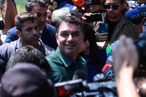 O que a campanha de Flávio alegou à Band para recuar sobre o debate - destaque galeria