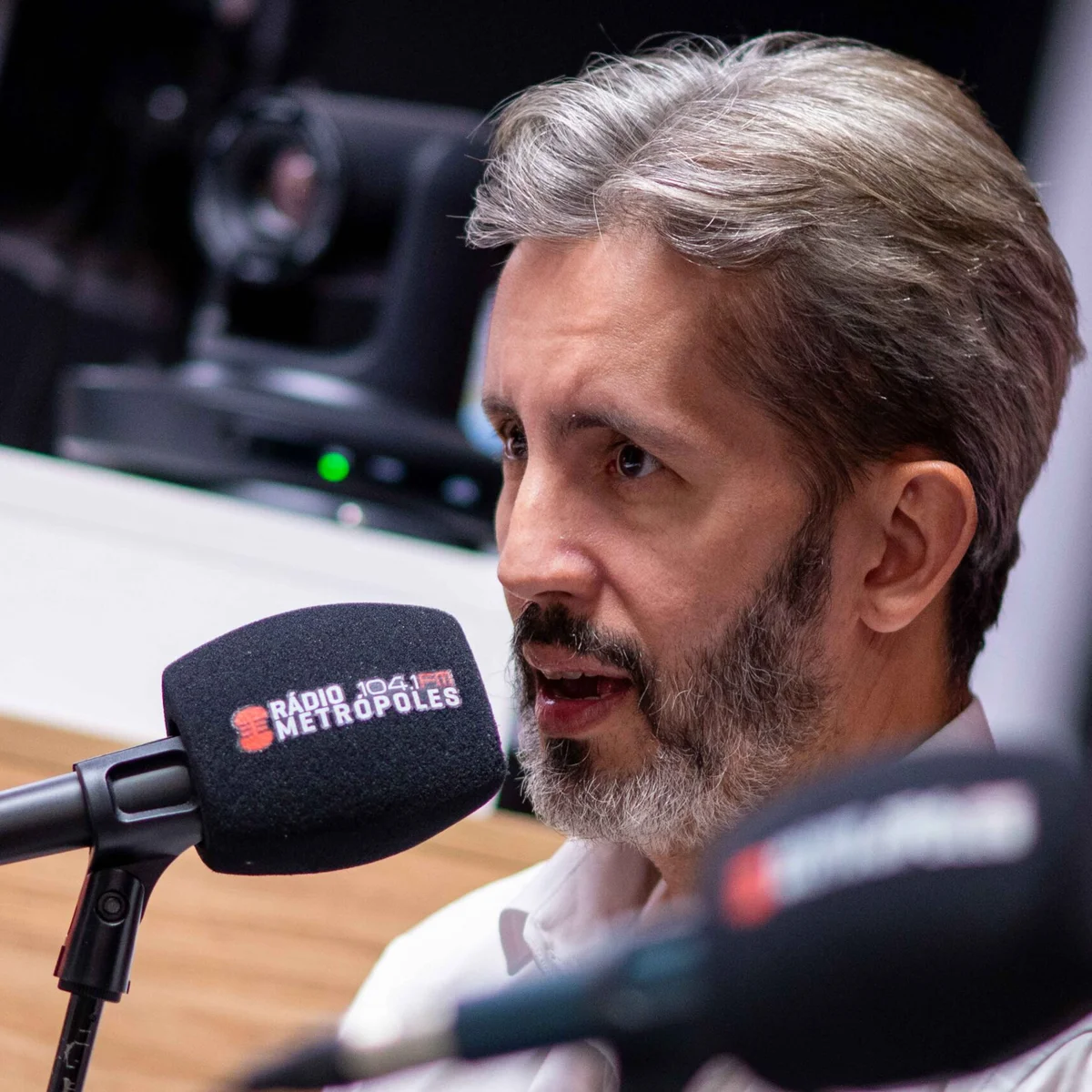 Sabatina no Metrópoles e panfletagem: veja agenda de Leandro Grass nesta 6ª