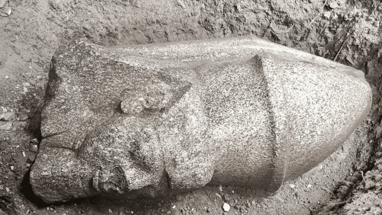 Fragmento da estátua de Ramsés II. Na imagem, ele é representado com uma coroa dupla, mostrando a unificação do Alto e Baixo Egito.