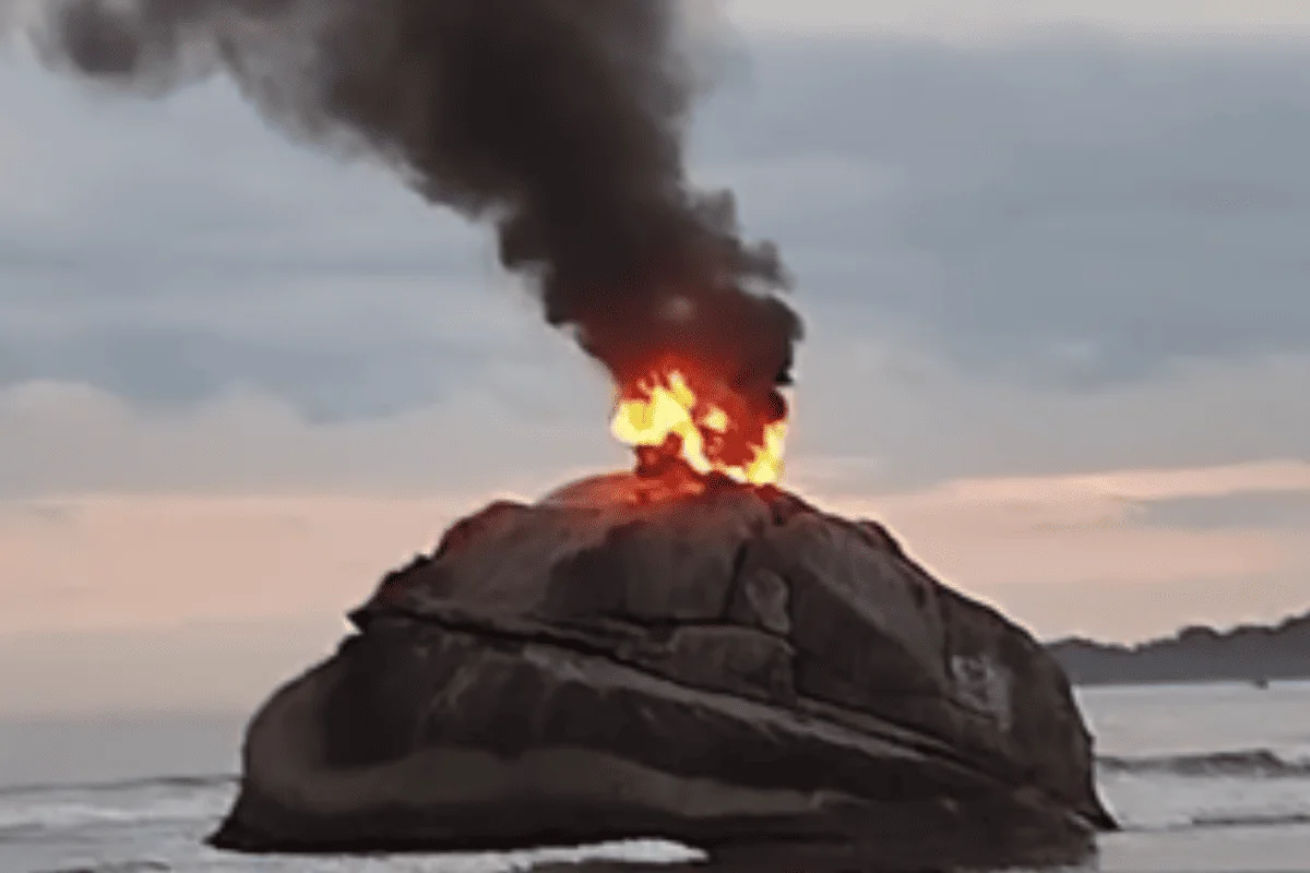 Estátua da Pedra da Feiticeira, no litoral de SP, é destruída por fogo